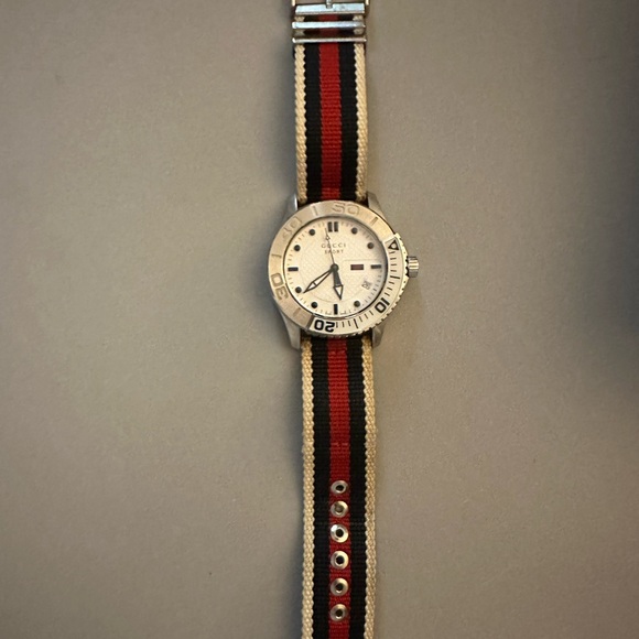 GUCCI MENS WATCH - Picture 4 of 6
